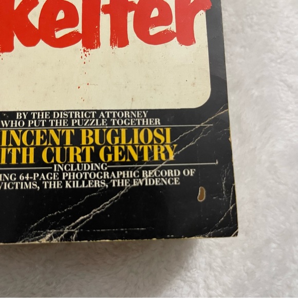 Helter Skelter by Vincent Bugliosi with Curt Gentry - Picture 8 of 9